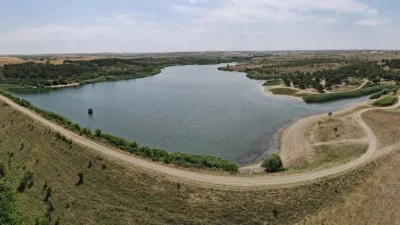 Tekirdağ’ın Hayrabolu ilçesinde yer alan Hayrabolu Göleti, doğal güzelliği ve