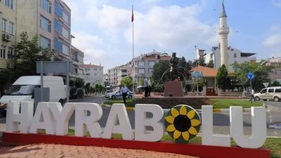 Türkiye'nin Trakya bölgesinde, bereketli topraklara sahip bir ilçe olan Hayrabolu,