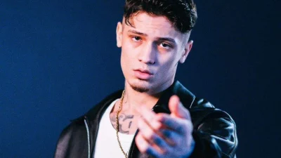 Hayrabolu’da sahneye çıkan ünlü rapçi Çakal, konserini bitirip sahneden indiği