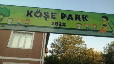 Hayrabolu'da İlyas Mahallesi’nde bulunan köşe park, adeta kaderine terk edilmiş