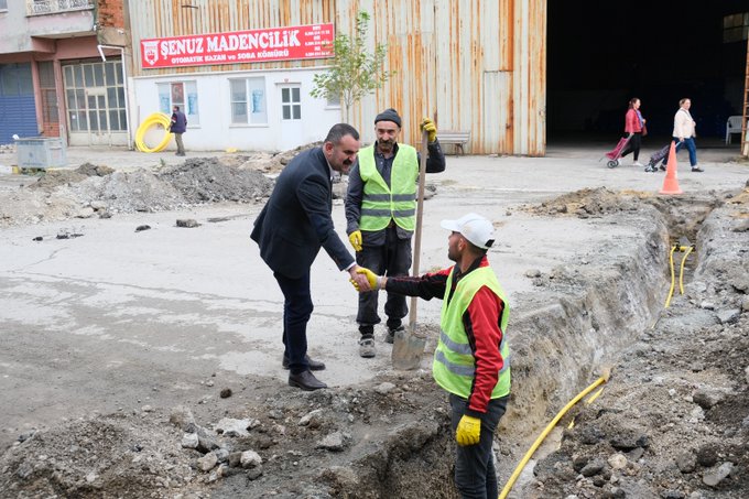 Uzunköprü Belediyesi, Hayrabolu Caddesi’nde devam eden doğal gaz altyapı çalışmalarını
