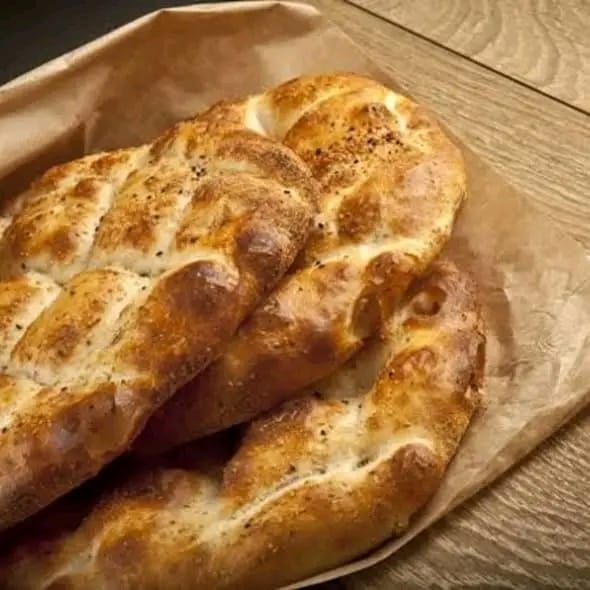 Tekirdağ’da iftar sofralarının vazgeçilmezi Ramazan pidesinin 2026 yılı fiyatları netleşti.