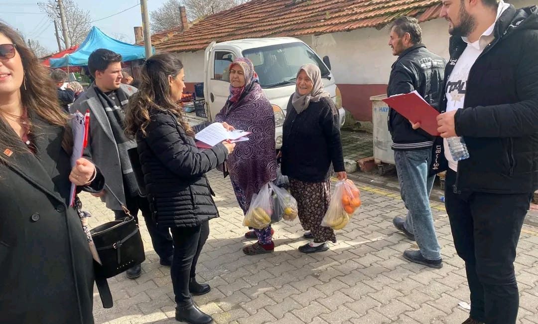 Hayrabolu İlçe Başkanlığı, mahalle ziyaretleri kapsamında Şalgamlı Mahallesi’nde pazar esnafı