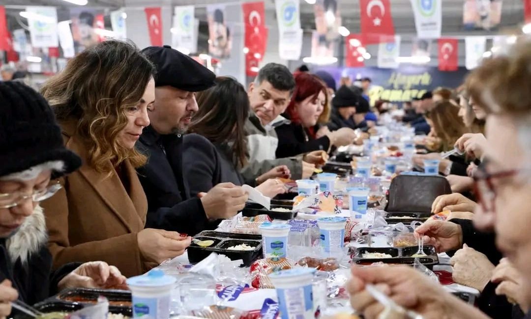 Tekirdağ Büyükşehir Belediye Başkanı Candan Yüceer, Hayrabolu’da düzenlenen iftar programında