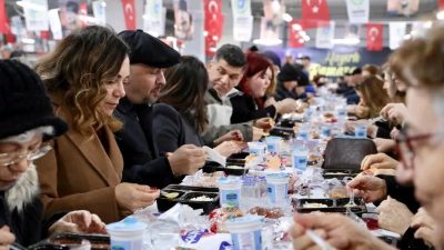 Tekirdağ Büyükşehir Belediye Başkanı Candan Yüceer, Hayrabolu’da düzenlenen iftar programında