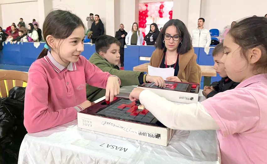 Tekirdağ’ın Hayrabolu ilçesinde, öğrencilerin zihinsel becerilerini sergilediği kapsamlı bir "Akıl