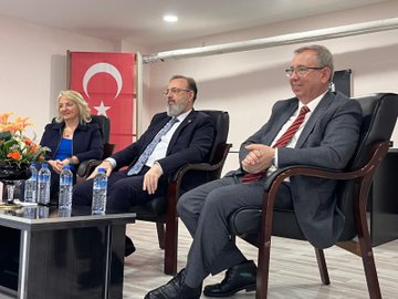 Tekirdağ Şehir Hastanesi Başhekimi Prof. Dr. Erhan Tabakoğlu, Hayrabolu’da öğrencilerle