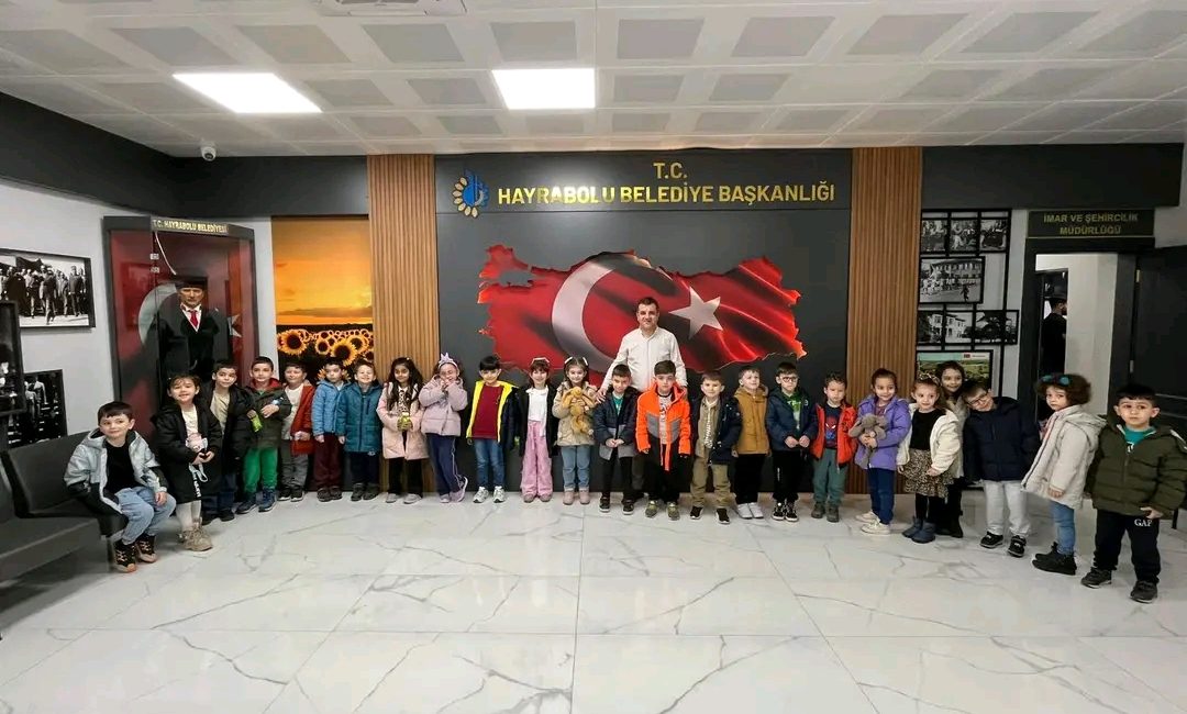 Melek Üner İlkokulu’nun neşeli öğrencileri, bugün yerel yönetimin işleyişini yerinde