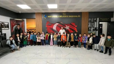 Melek Üner İlkokulu’nun neşeli öğrencileri, bugün yerel yönetimin işleyişini yerinde